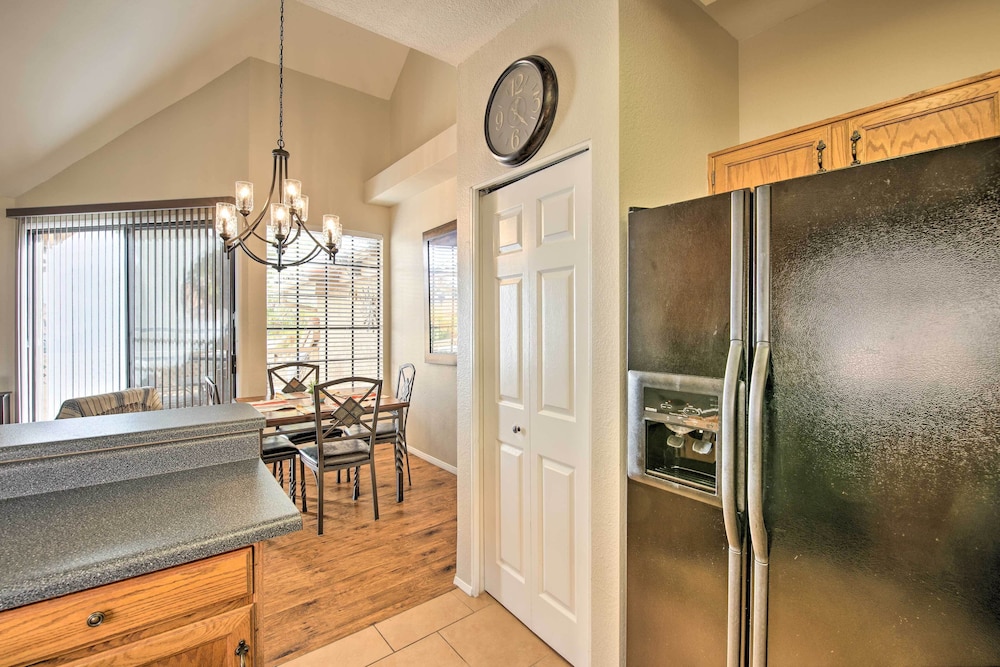 Breezy Mesa Condo w/ Community Pool & Hot Tub!