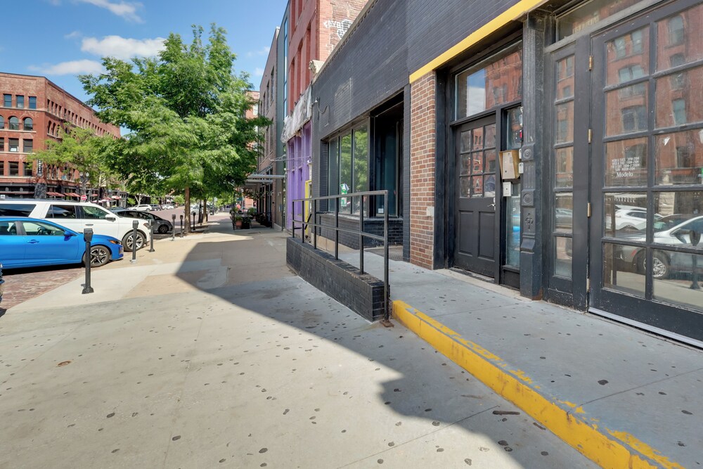 Walk to Eats, Galleries & Shops: Dtwn Omaha Condo