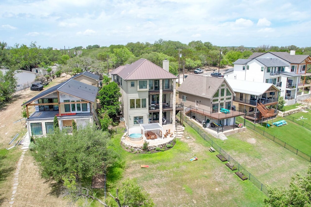 Luxury Lakefront Home-private Dock - Dipping Pool! - Property Image 19
