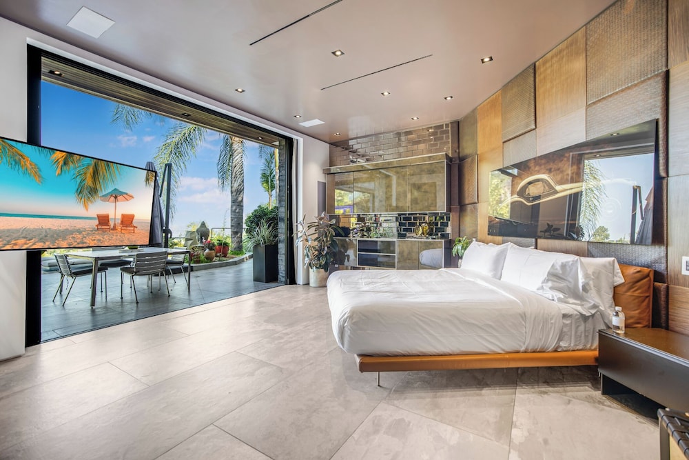Villa Kaleida - Sleek Modern Sunset Villa With Eclectic Style & Infinity Pool