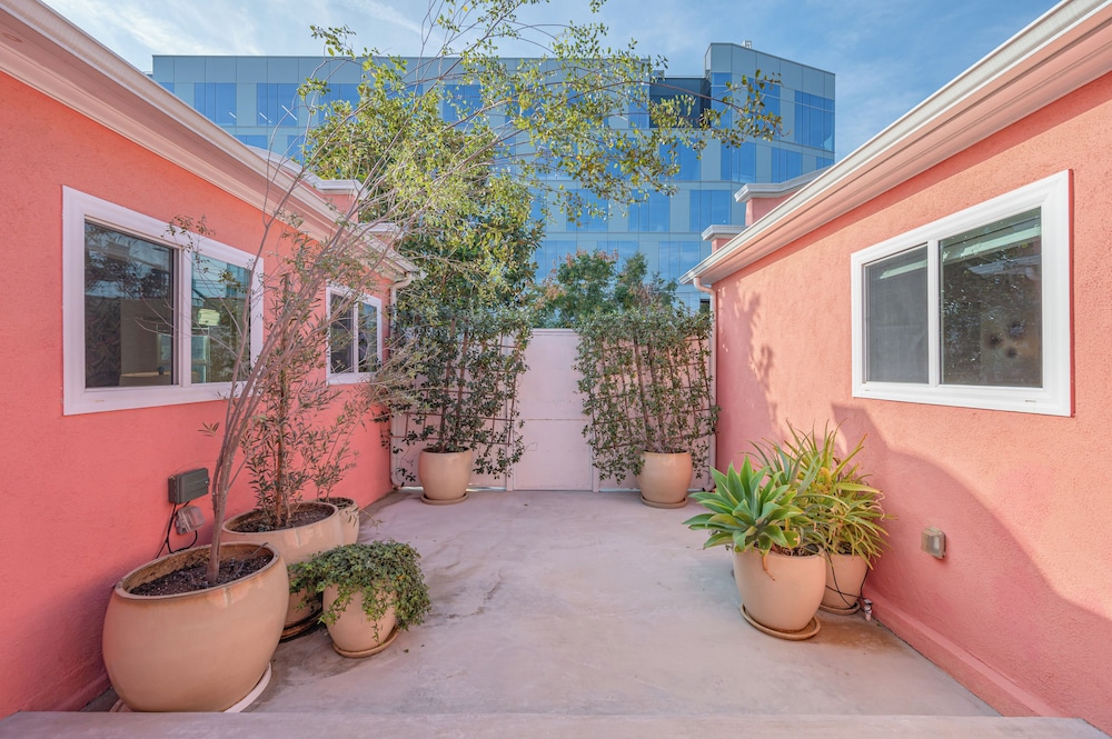 The Gower Street Bungalows by AvantStay