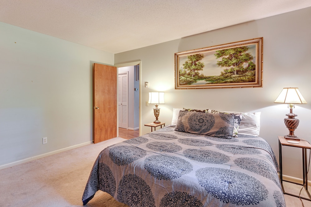 On Lake Tillery: Spacious Home w/ Screened Porch!