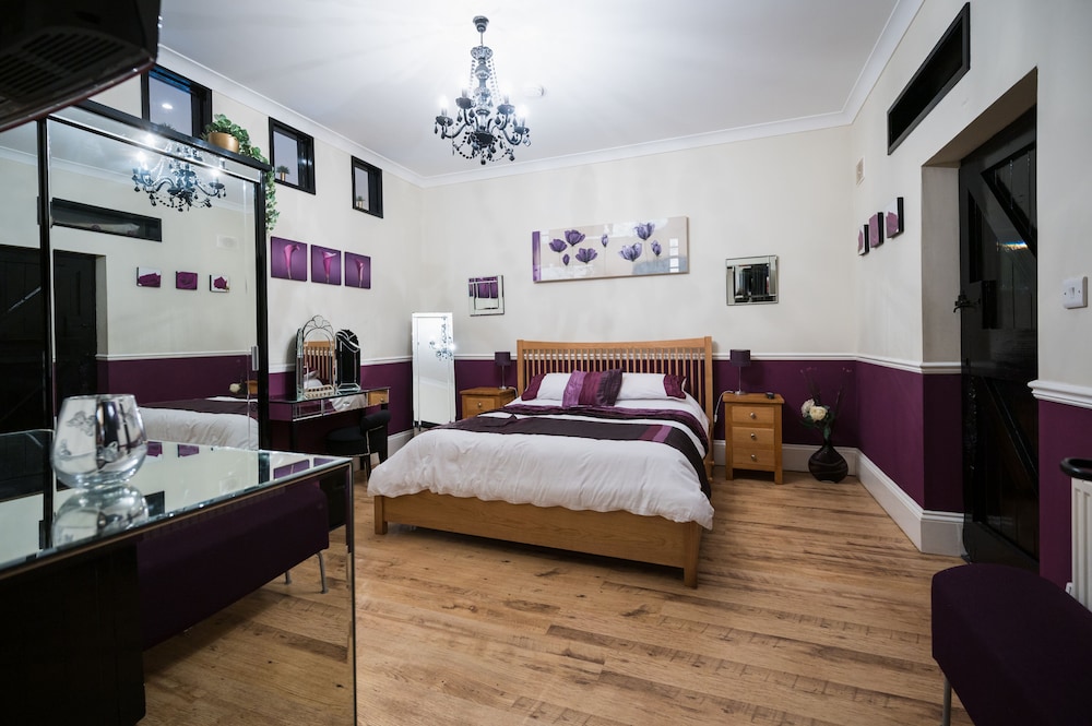 Suffolk Retreats for up to 24 Guests With hot tub view 3