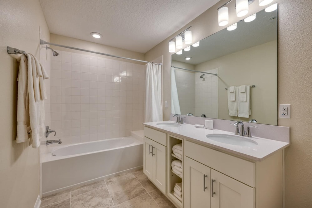 Amazing Home With Mickey Themed Decorated Bedroom Near Disney - Image 2