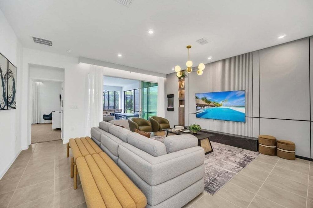 Private Pool, Spa, Movie Theater Room For Family! 7 Bedroom Villa
