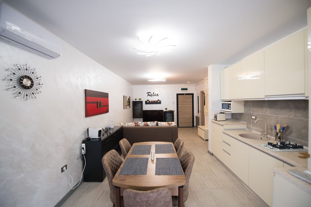 Mamaia Alezzi view 2