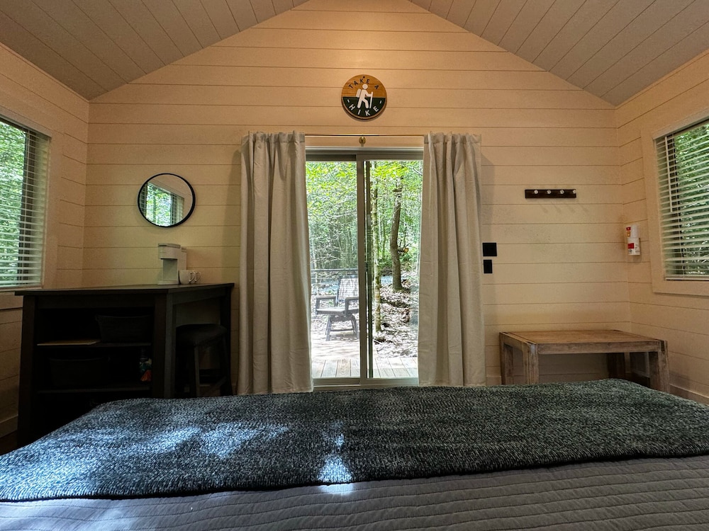 Couples Glamping Cabin - Bearly Behaving