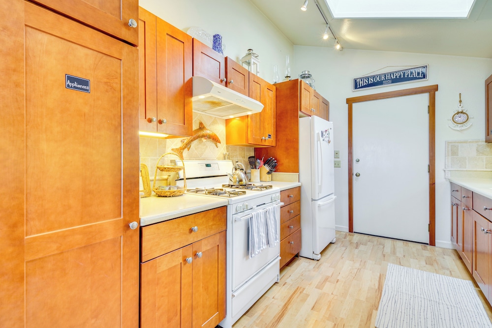 1/4 Mi to Beach: Family Home w/ Spacious Deck!