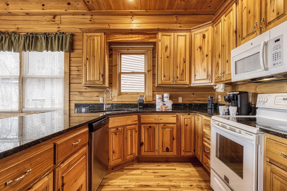 Hot Tub, Game Room, Movie Theater, View Sleeps 18 Lookout Lodge by Avantstay