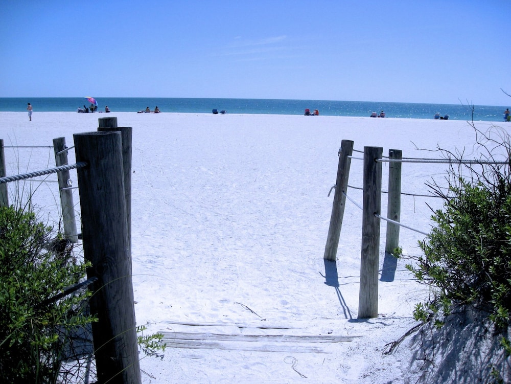 Absolute Paradise Ami-private Beach Access-water Views From Every Window-heated Pool- Walk To 14 Restaurants view 5