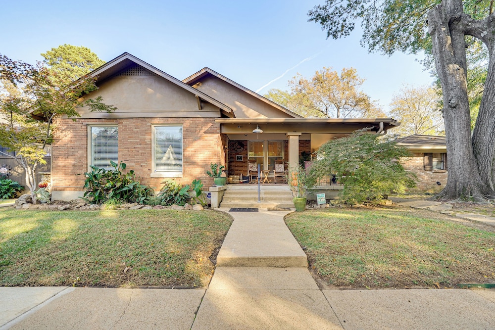 < 1 Mi to Dtwn Texarkana: Couple's Retreat w/ Yard