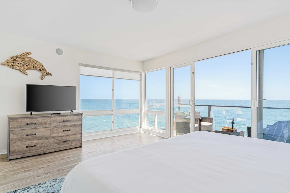 Big Rock Beach Retreat With Oceanfront Balconies, Direct Beach Access & Sweeping Sunset Views Pacific Coast Outlook by Avantstay