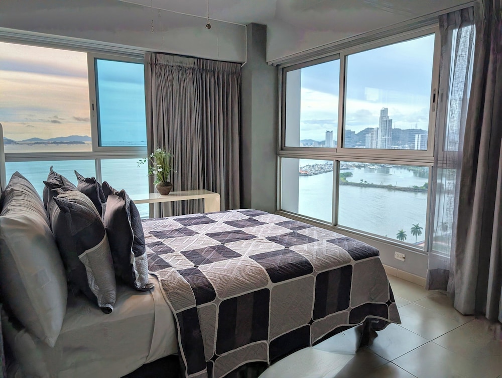 YC 2307 l Av Balboa 2 BDR Bay view