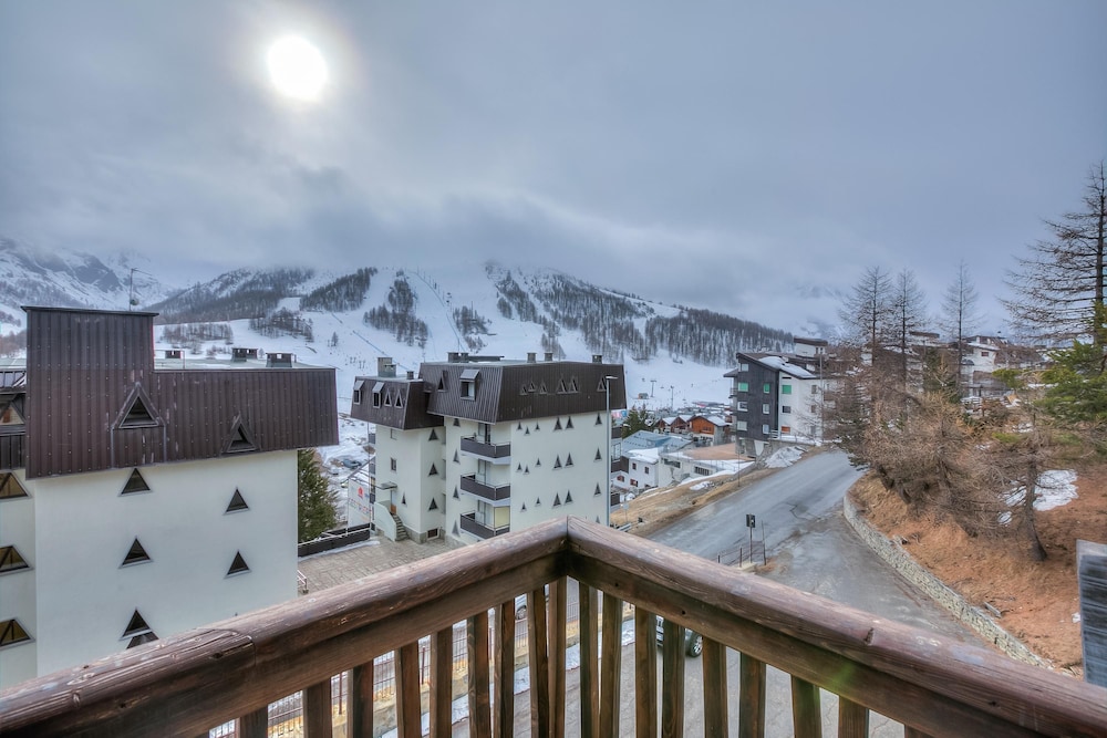 Simona Luxury Apartment few Steps From sk