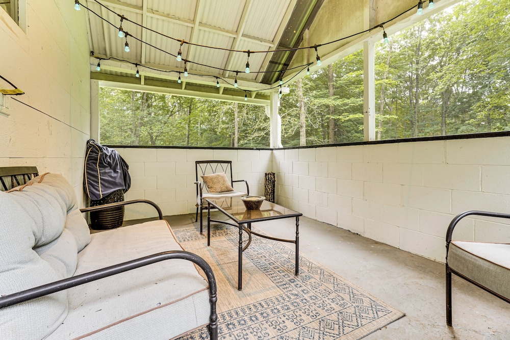 Chickens On-site: Cottage, 2 Mi to Saugatuck Falls