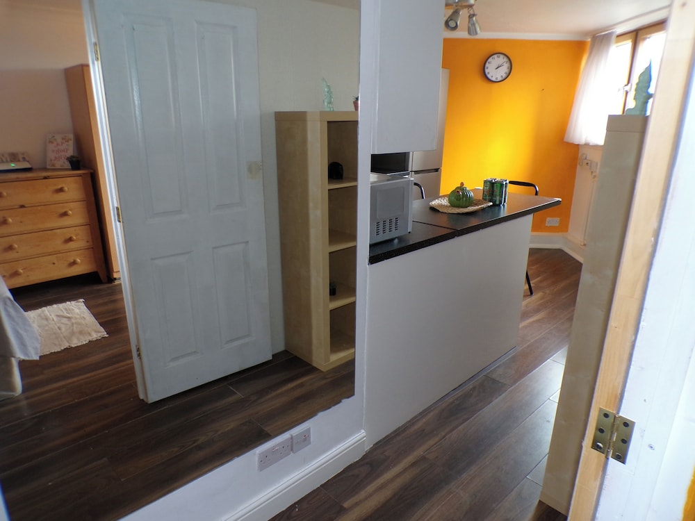 Chelsea Orange Apartment Sleeps10-petsok-parking