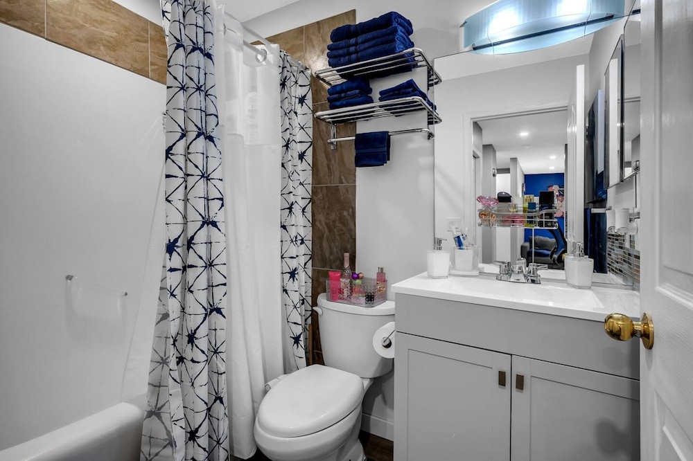 240 Spacious Modern Home w AC
