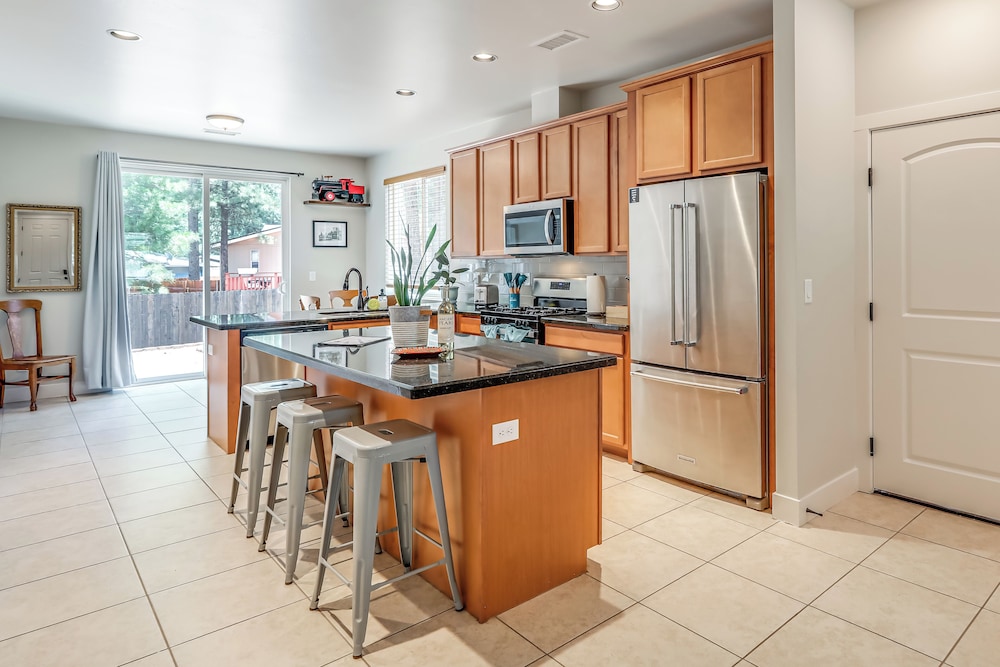 Walk to Flagstaff Urban Trails System: Cozy Home