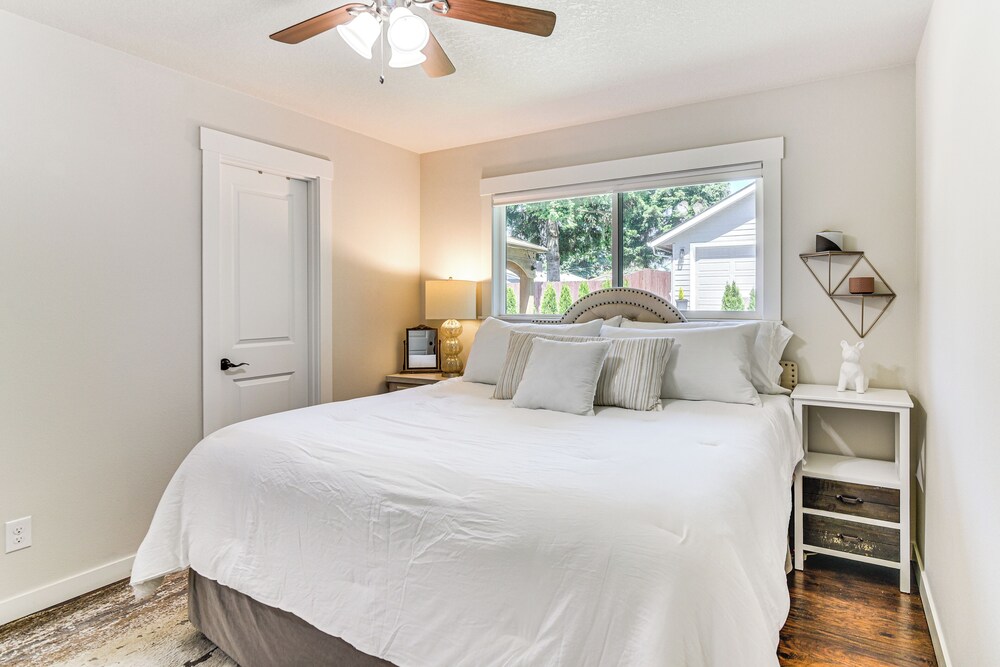 7 Mi to Vancouver Waterfront: Sleek Home w/ Yard!