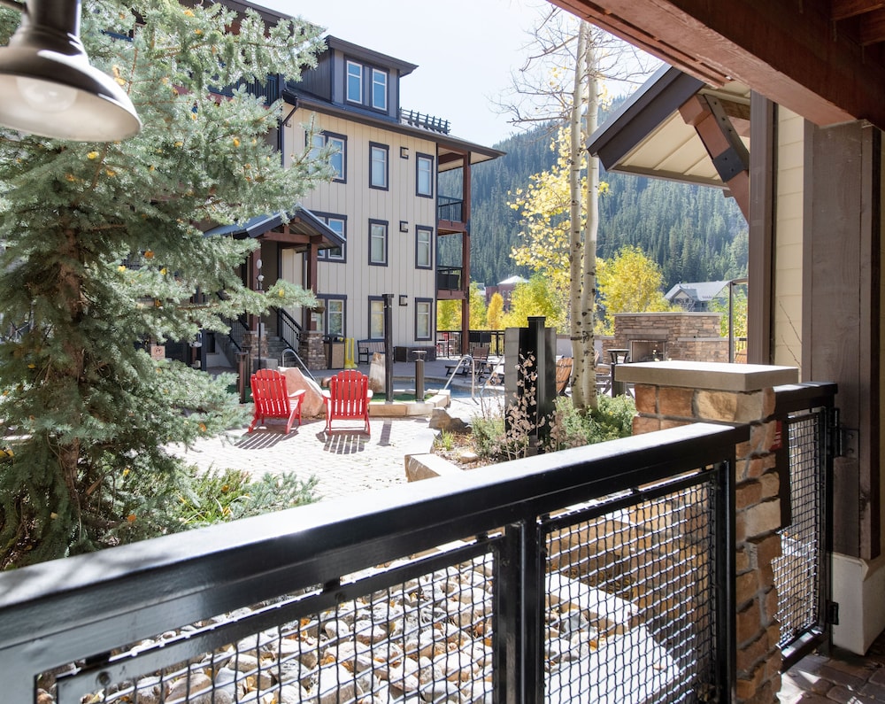 Ground Floor Ski Condo Close to Gondola - Fraser Crossing/Founders Pointe Premium-Rated 3305