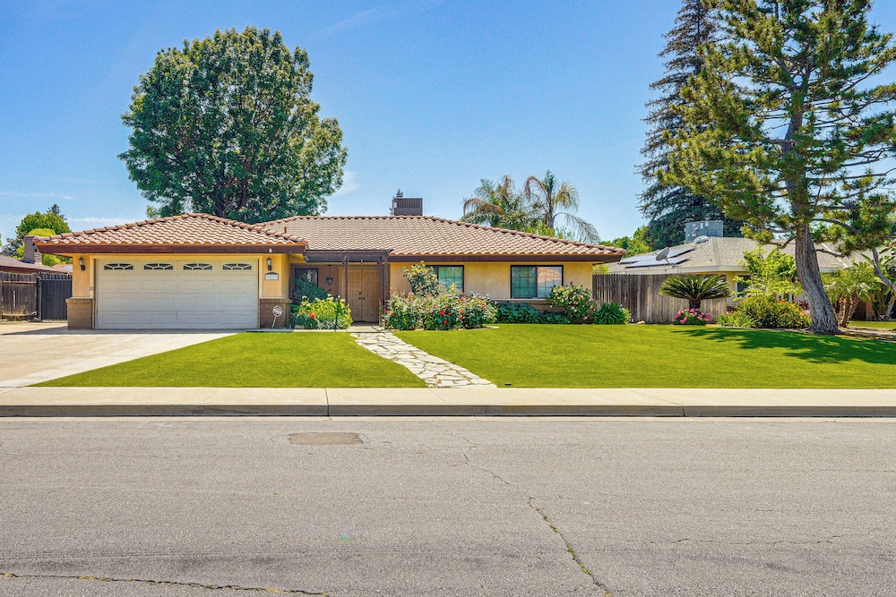 7 Mi to Dtwn: Poolside Paradise in Bakersfield!