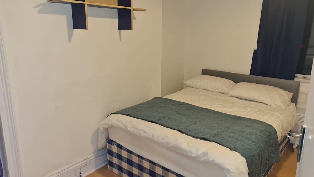 2 Bed Flat - Sleeps 3 - Parking - Wifi view 2