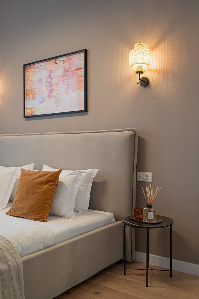Loggia Luxe 5BR Living in Universitatii Area