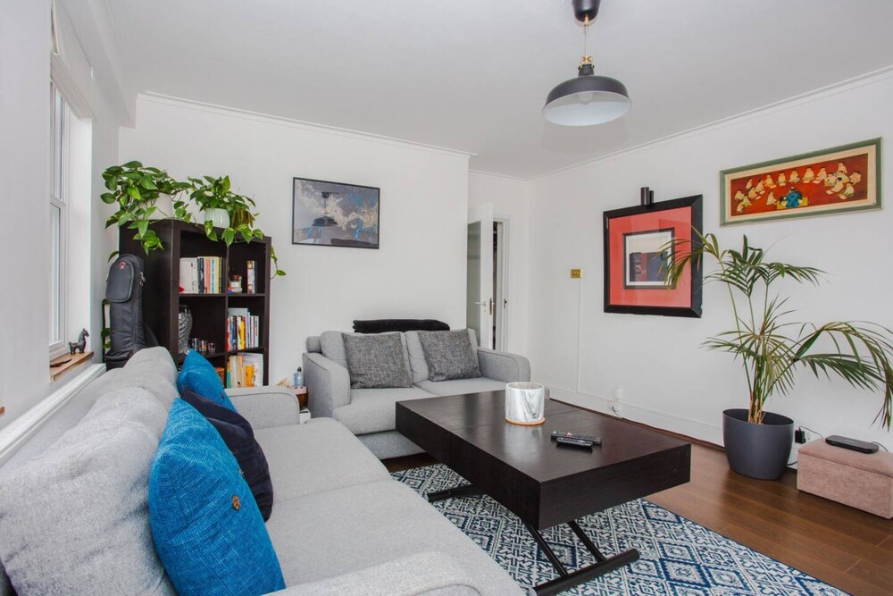 Fantastic Central Apartment With Balcony in Fitzrovia