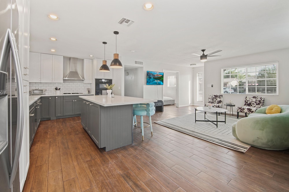 Karen in Phoenix With 4 Bedrooms and 2 Bathrooms