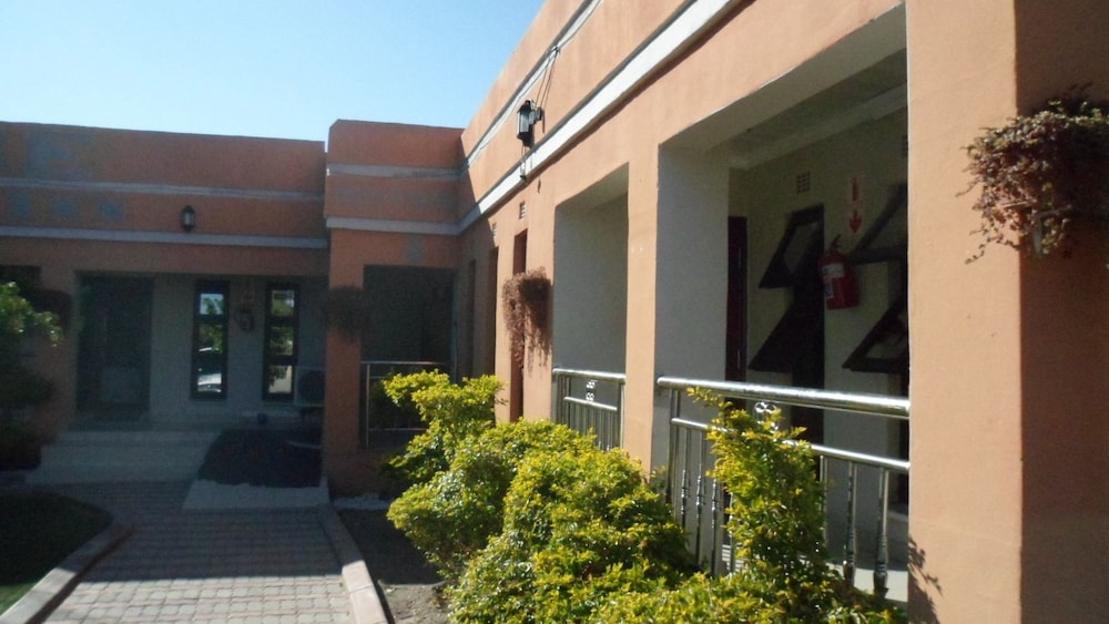 Gumare Executive Lodge
