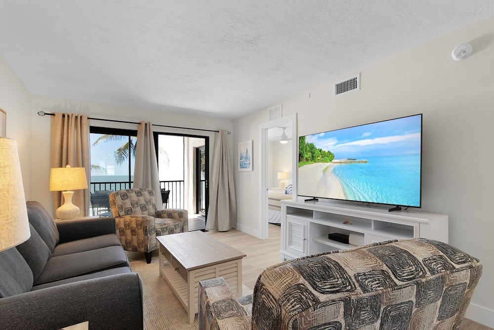Seaside 209: Oceanview 2br/2ba Condo With Pool, Steps To Beach 2 Bedroom Condo
