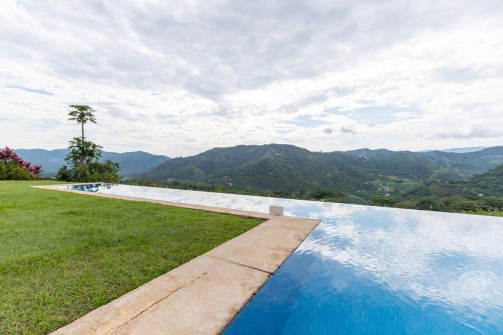 w Majestic 4BR Villa w Pool at Mesa de Yeguas