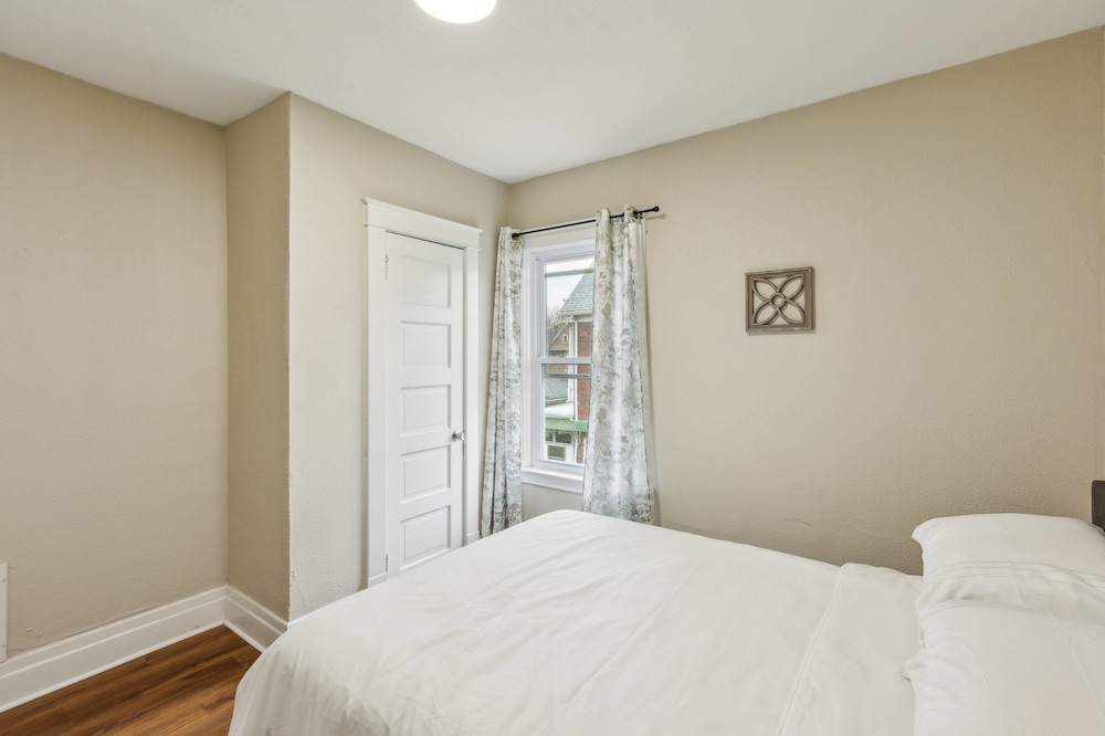 Cozy Upper Flat Minutes From Niagara Falls 3 Bedroom Apts