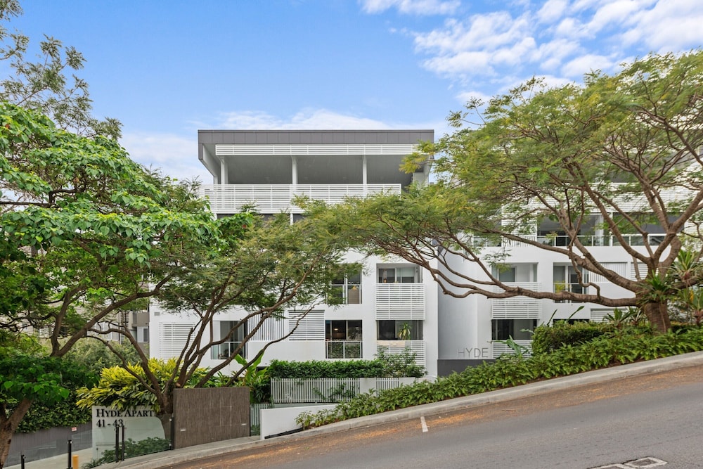 2-bed Getaway With Shared Pool & BBQ Access