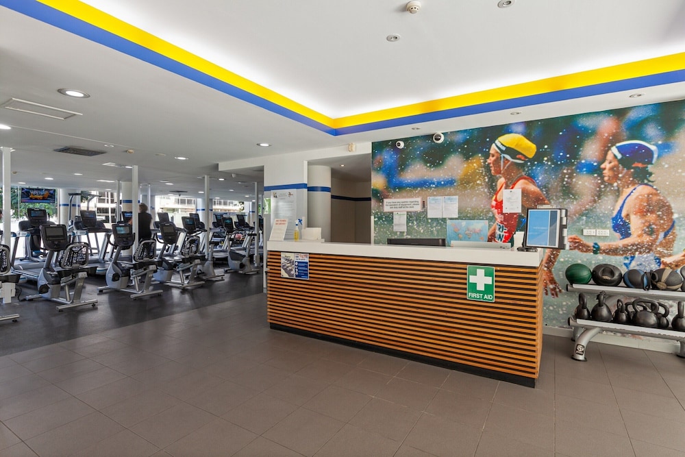 Inner-city Stay With Pool and Gym Access