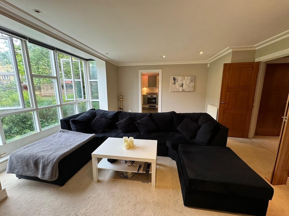 Luxury Apartment In London - Pool Spa & Gym