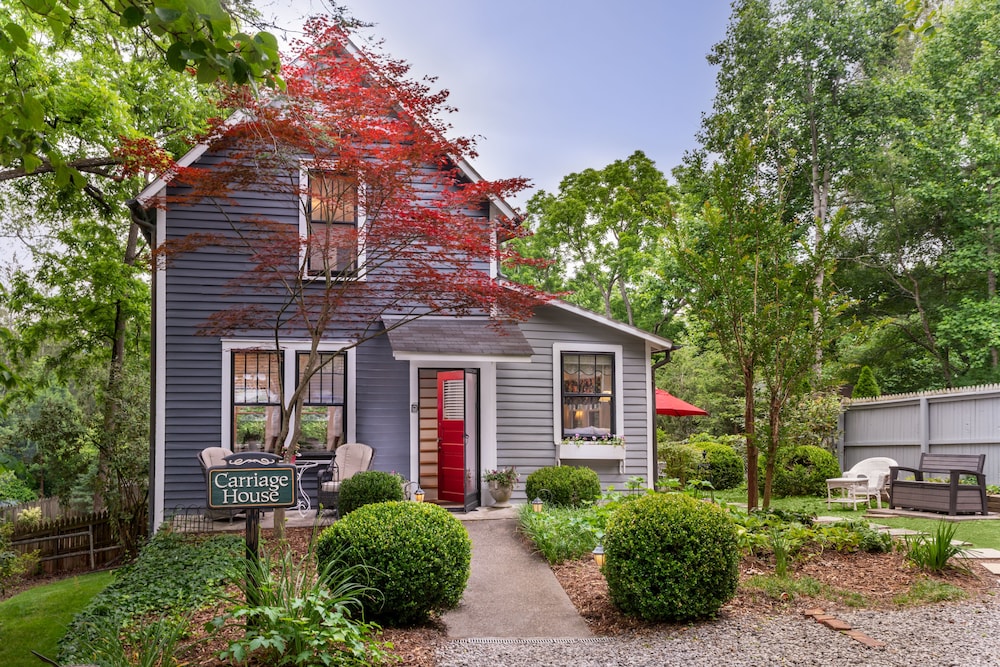 1899 Wright Inn and Carriage House