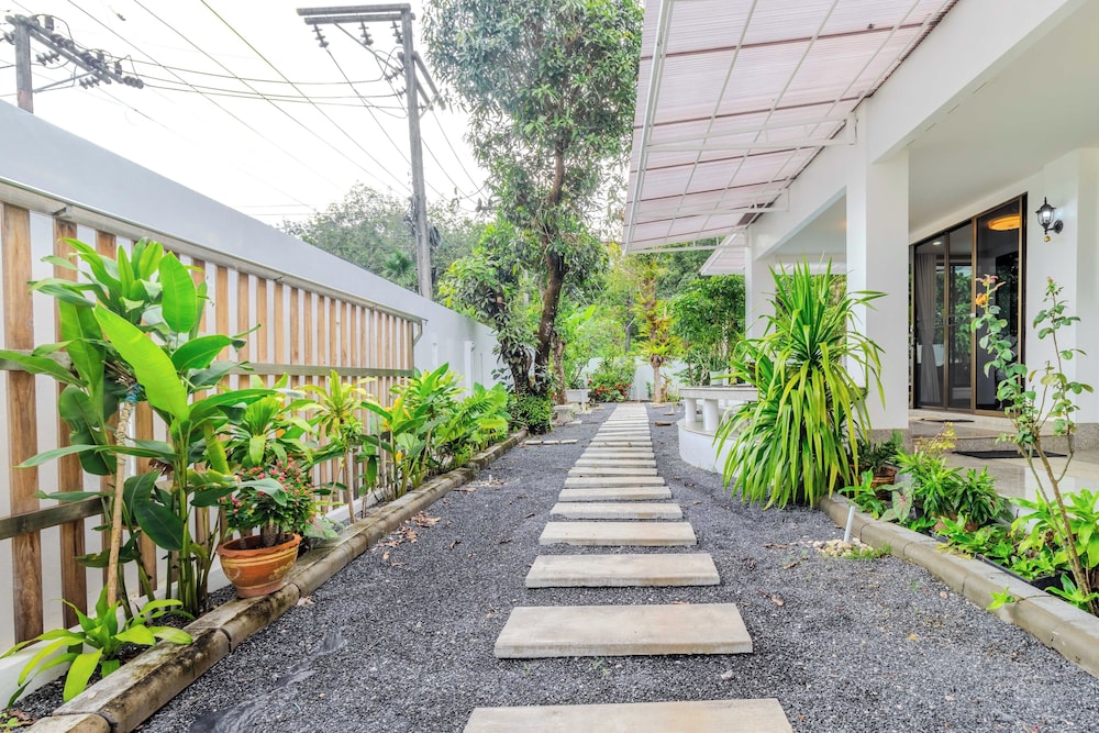 4BR with Pool Family BBQ Near Mall V260
