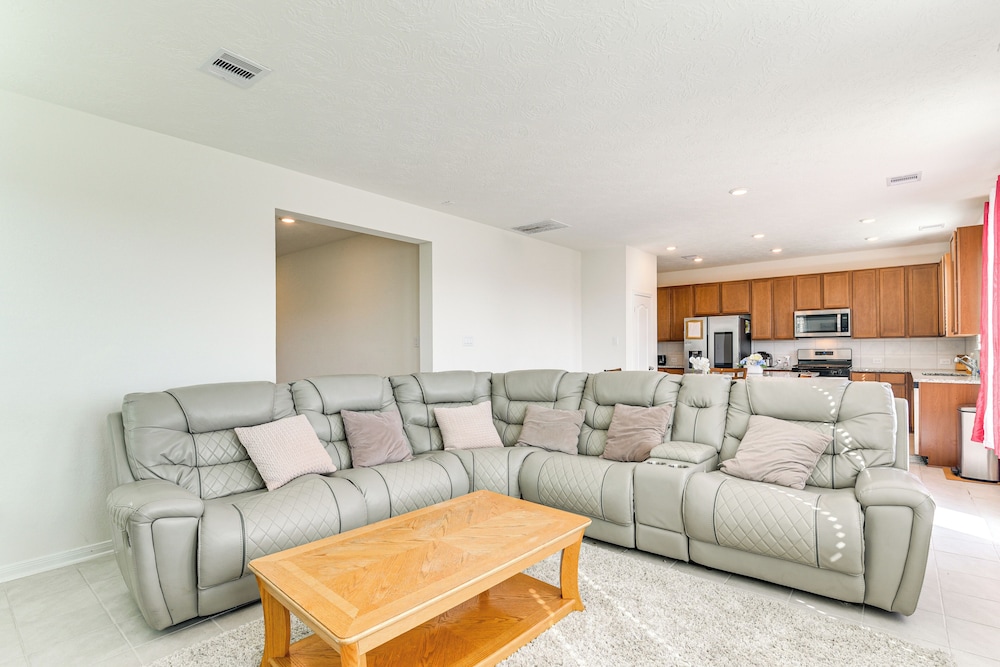 11 Mi to Beach: La Marque Home w/ Patio!