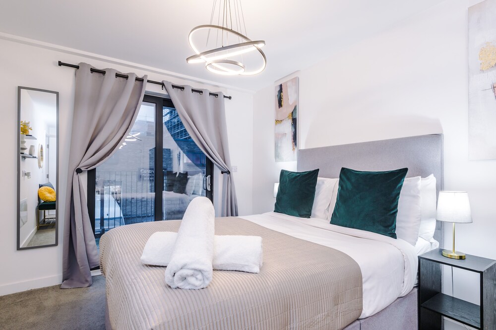Impeccable 2-bed Apartment in Salford view 2
