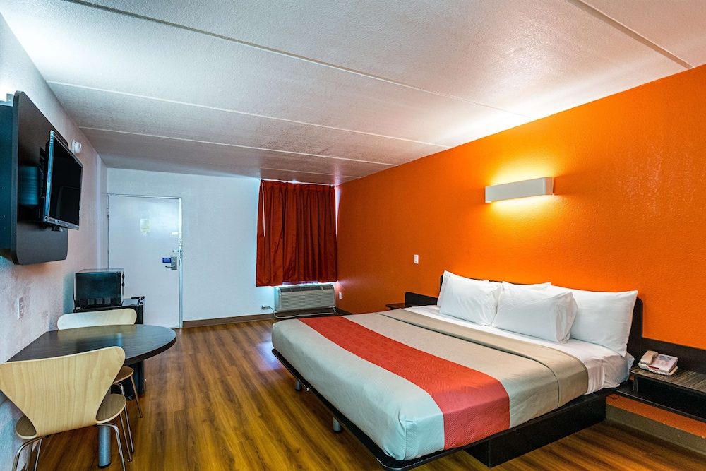 Motel 6 Cleveland, TX view 3