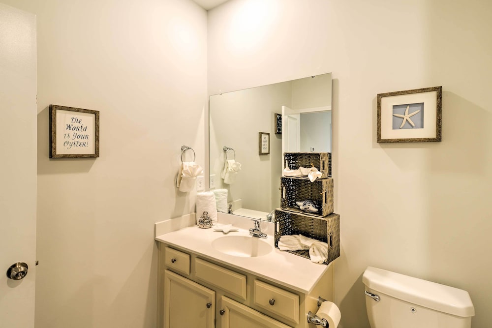 Colorful Myrtle Beach House: 2 Mi to Beaches!