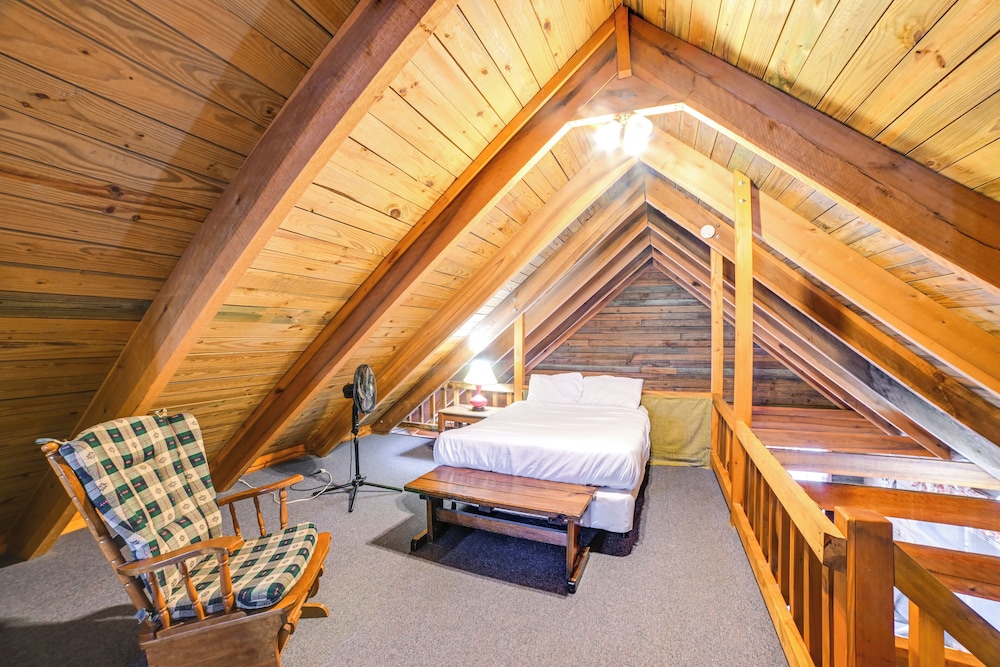 Game Room & Decks: Family Cabin in Springville!