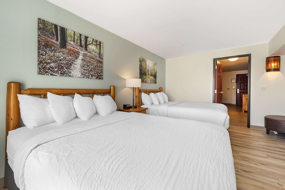 Three Bears Waterpark Resort Near Tomah, Ascend Collection Hotel