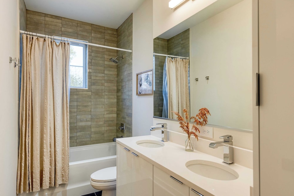 Sleeps 24! 3 Modern 4bdr Townhomes w/ Covered Patios Nashville Group Retreat