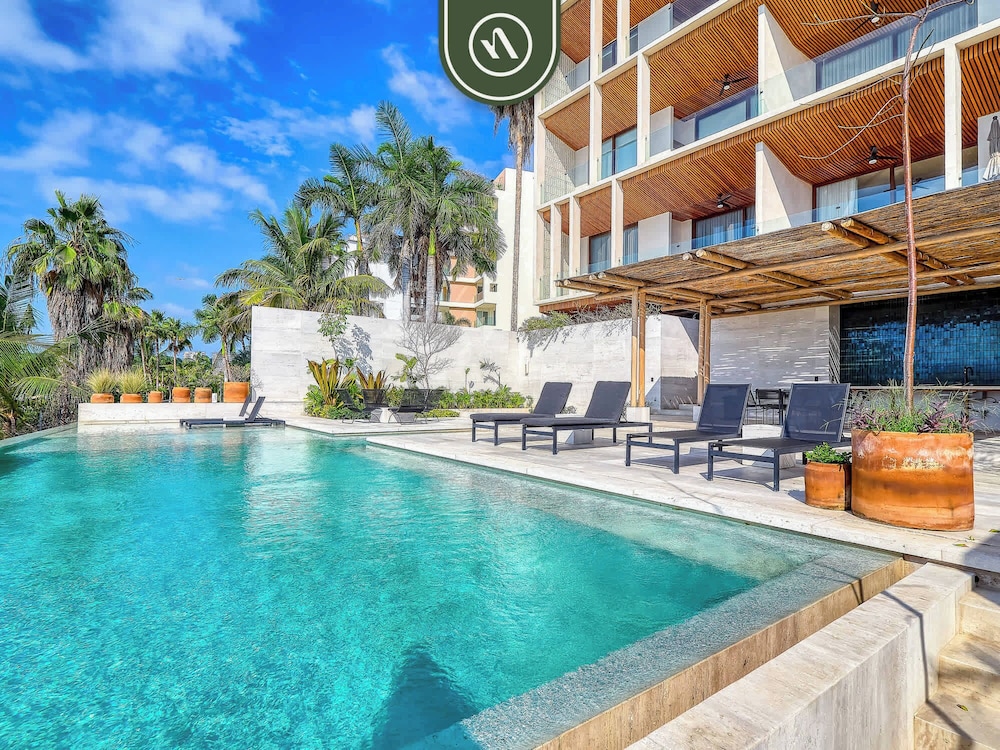 Luxury 4BR Oceanfront Condo - Private Beach - Pool
