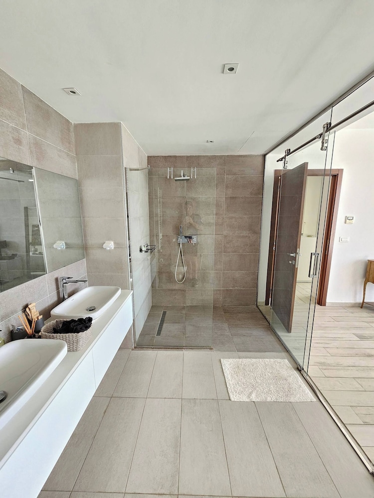 Elegant and Modern Villa V 04