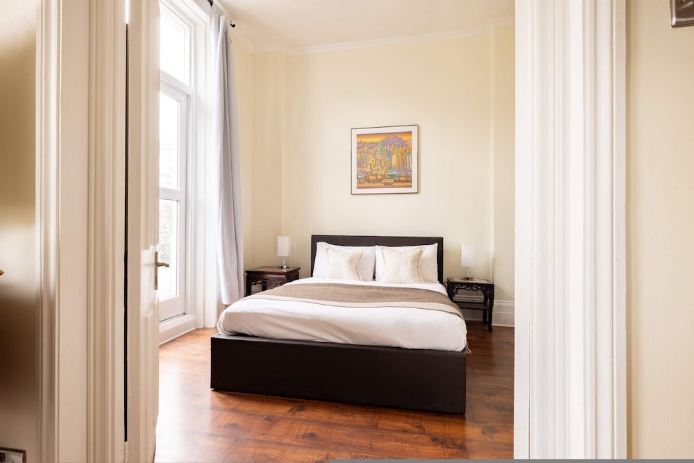 Light-filled 2-bedroom Chelsea Apartment