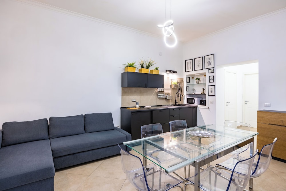 Chiaia Boutique Flat on Pedestrian Area by Napoliapartments