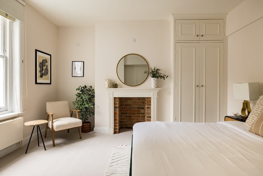 The Chelsea Nest - Stylish 2bdr With Balcony
